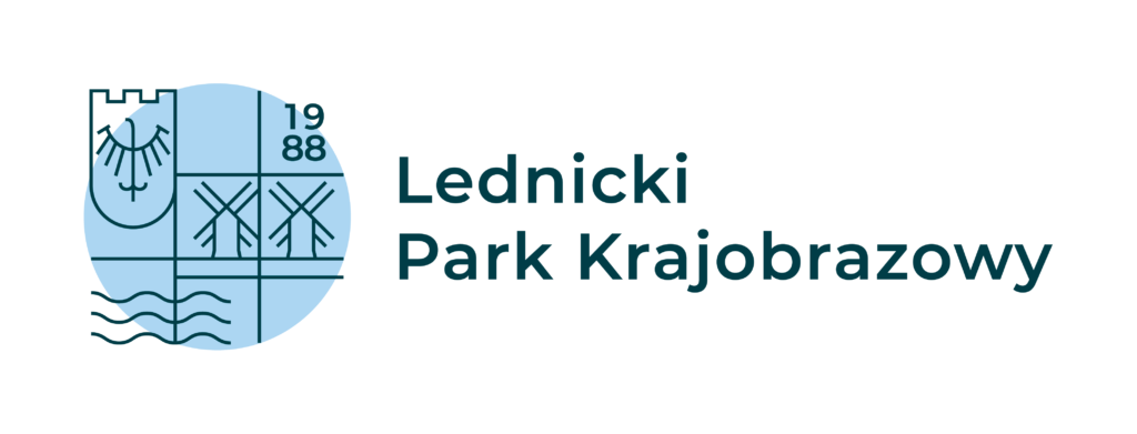 Logo Lednickiego Parku Krajobrazowego. Widać wiatraki i godło Polski. Niebieski kolor symbolizuje wody jeziora Lednica.