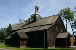 Zdjęcie przedstawia kościół drewniany
