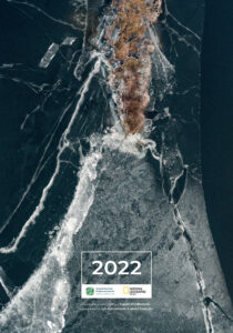 Okładka kalendarza - przedstawia zamarznięte jezioro z wyspą na jego środku. Na dole napis 2022.