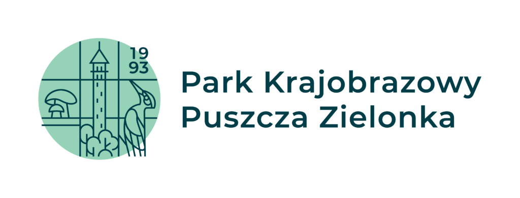 Zielony okrągły znak z kształtami grzyba wieży, ptaka i roślinności. Widoczny również napis Park Krajobrazowy Puszcza Zielonka.