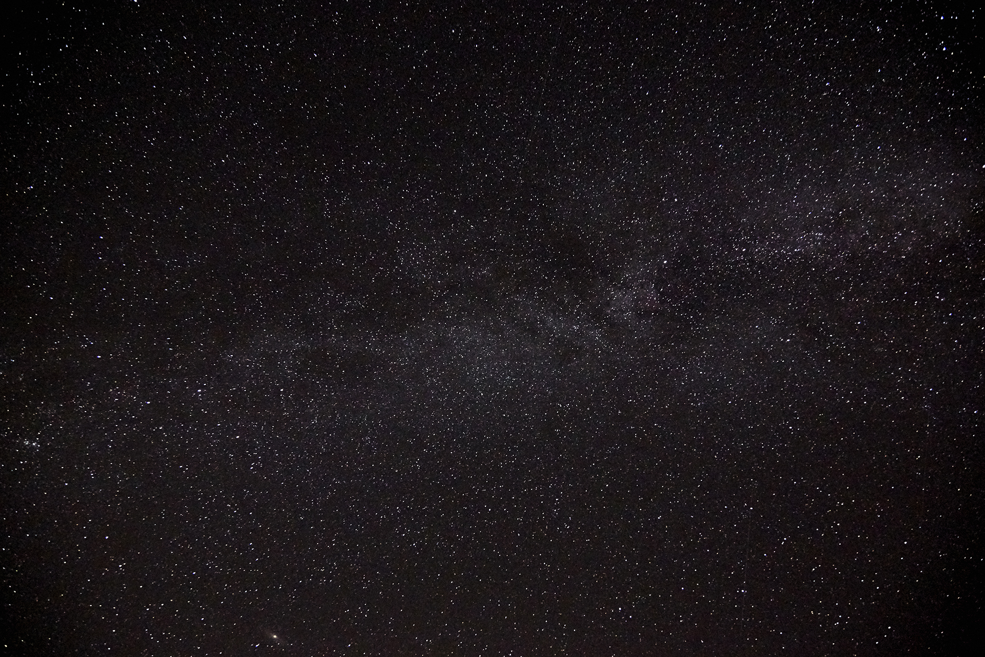 Zdjęcie Drogi Mlecznej, na którym widać również tysiące gwiazd. 