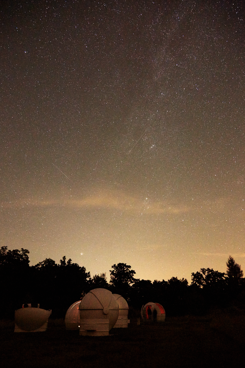 Zdjęcie nocnego nieba, na którym widać mnóstwo gwiazd.
