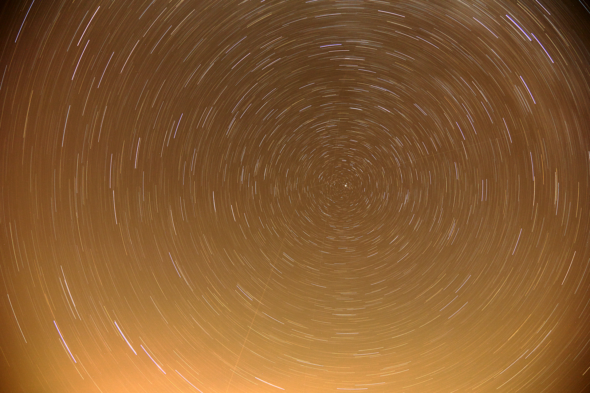 Ślady gwiazd - linie tworzone przez gwiazdy podczas fotografowania z długim czasem naświetlania - efekt ruchu obrotowego Ziemi.