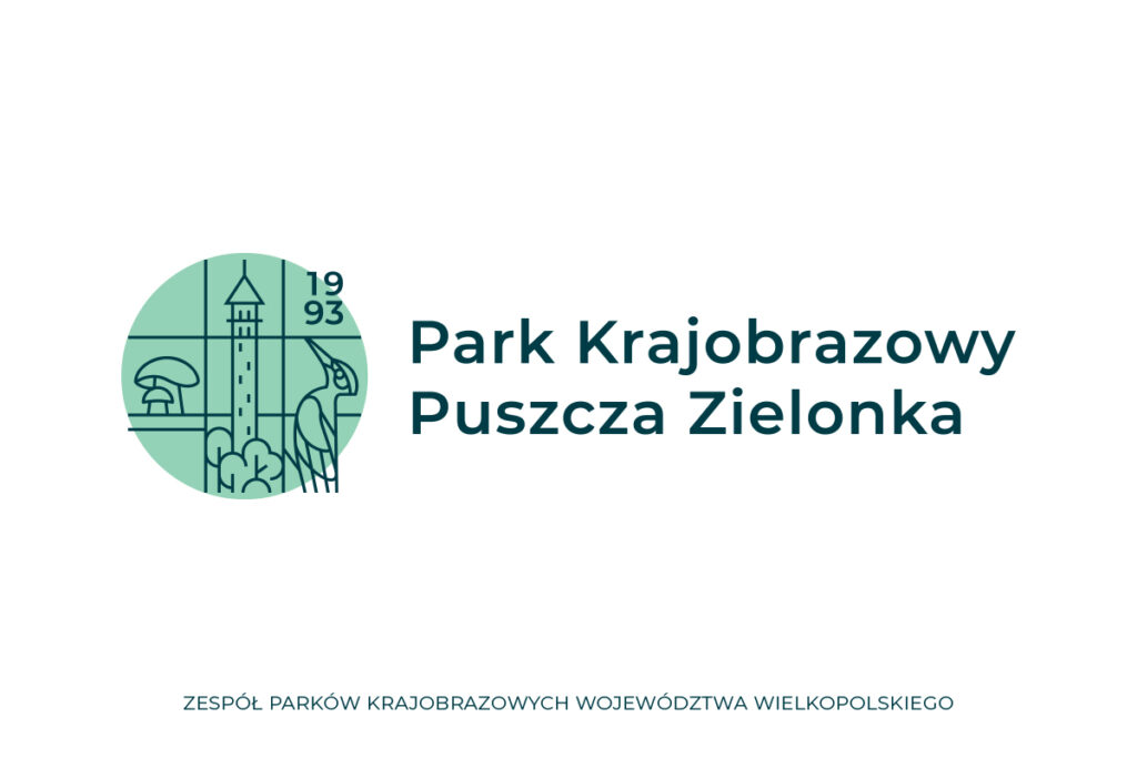 Okrągły zielony znak firmowy na którym znajdują się liniowe kształty, przedstawiających grzyby, ptaka, wieżę, rok 1993 roślinność. Po środku napis Park Krajobrazowy Puszcza Zielonka